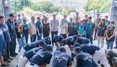 龜山國小棒球隊赴廟集氣祈福 出戰世界少棒大賽為國爭光