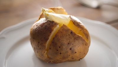 Cook a baked potato using the right method in 10 minutes without an oven