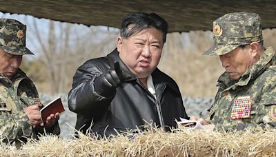 NO COMMENT: El retrato de Kim Jong-un se une a los de su padre y su abuelo por primera vez