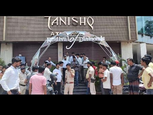 Bihar's law and order problem worsens, Tanishq jewellery showroom in Purnea looted