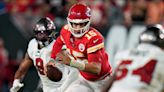 Mahomes lanza para 3 TDs y Chiefs abruman a Buccaneers 41-31