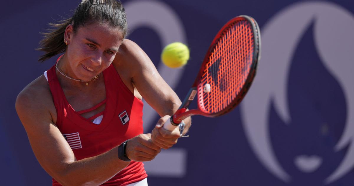 Charleston's Emma Navarro fights back to advance in Olympic tennis