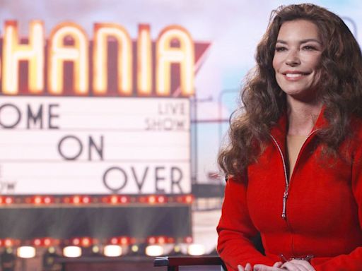 Shania Twain Accidentally Sings Into a Drumstick Instead of Microphone