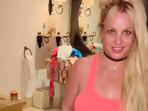 Britney Spears hits back at unflattering paparazzi photos