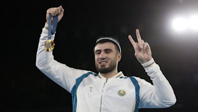 Boxing-Jalolov thanks Britain's doctors for aiding Uzbek coach during cardiac arrest