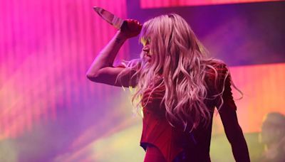 Kesha presentó su primera canción como artista independiente con un cuchillo en la mano