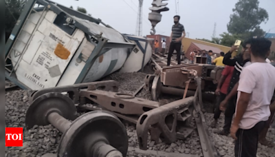 Nine wagons carrying 12 containers of freight train derail in Amroha | Lucknow News - Times of India