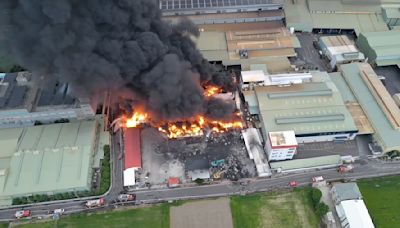 爆炸聲不斷！台南塑膠工廠陷火海 從黑夜燒至白天