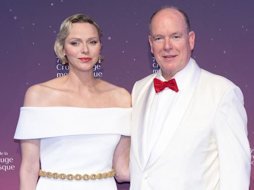 Charlene de Mónaco deslumbra en la gala de la Cruz Roja, junto al príncipe Alberto, con un espectacular vestido blanco Bardot