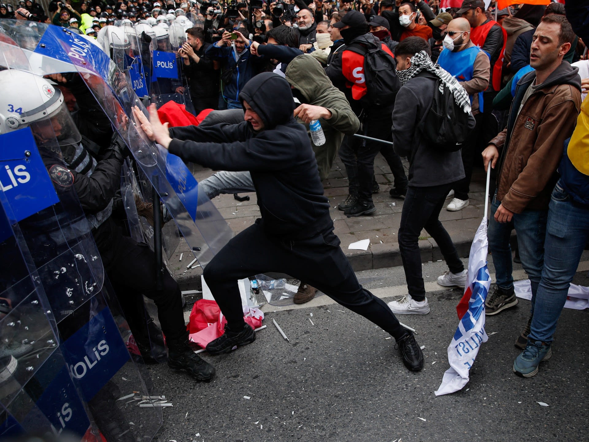 Turkish police arrest hundreds at Istanbul May Day protests