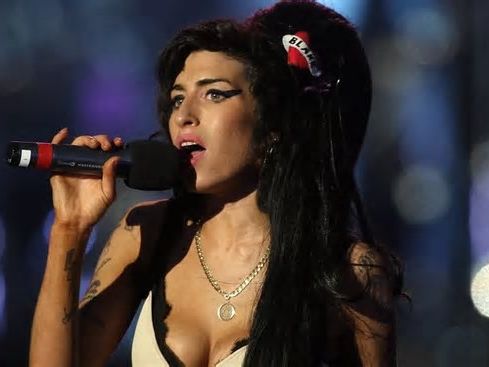 Brillante, rebelde y víctima de bullying: los momentos difíciles de Amy Winehouse en su adolescencia