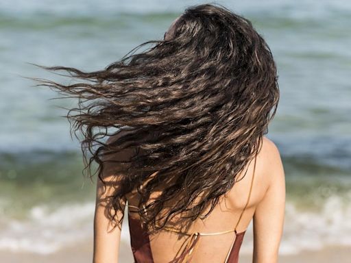 Cómo cuidar el pelo en verano: claves para evitar el daño solar en la playa y piscina