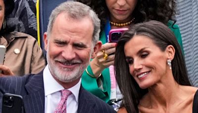 Los reyes Felipe y Letizia derrochan complicidad en la inauguración de los JJ. OO. de París entre selfies y gestos de euforia