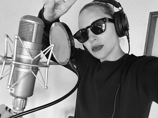Lady Gaga aparece em estúdio e diz que continua trabalhando em novo álbum: "É como meditação" | GZH