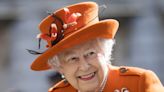 Isabel II, icono de moda con su fórmula de abrigo, vestido, sombrero y bolso