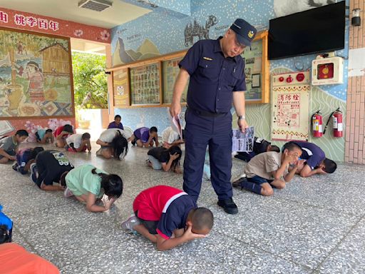 和平警分局萬安47號演習宣導不遺漏｜偏鄉地區學童認真學習防空避難 | 蕃新聞