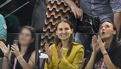 Natalie Portman sublime en tailleur minijupe jaune et baskets dans les tribunes des Jeux Olympiques