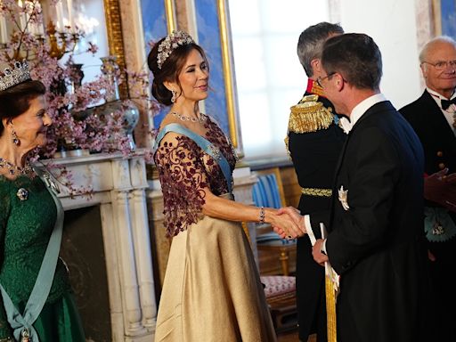 Con la tiara más valiosa y sus nuevas distinciones: los reyes Federico y Mary en su primera cena de gala en Estocolmo