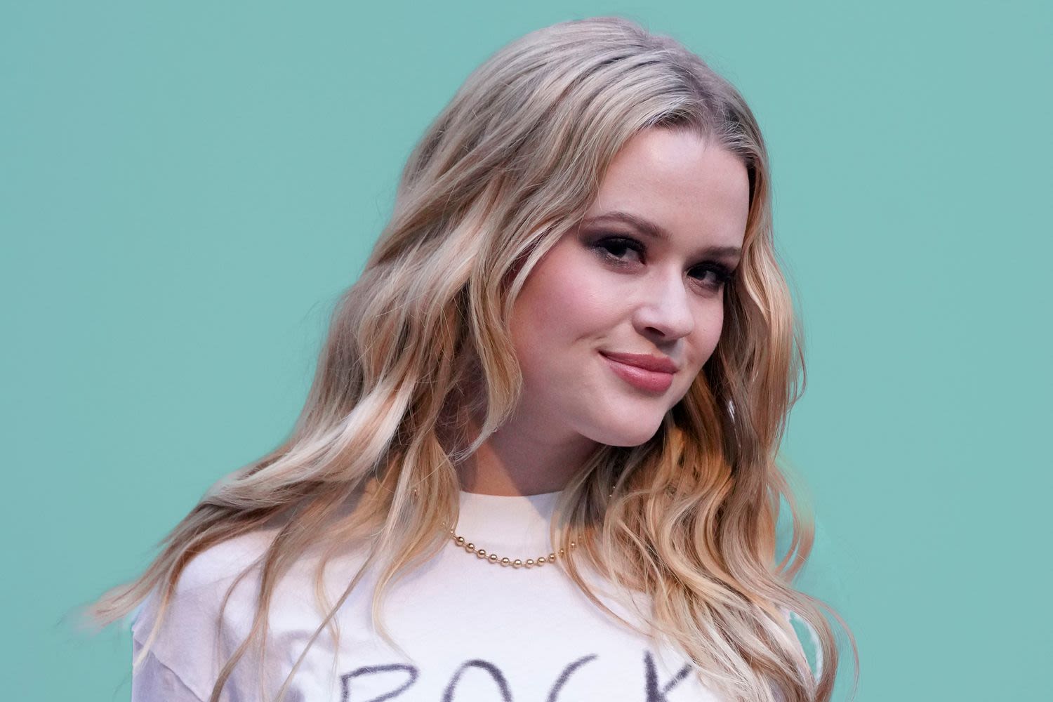 Reese Witherspoon’s Daughter Ava Phillippe Dyes Hair a Daring Brown