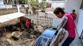 Dos días bajo los escombros de su propia casa en Acapulco tras el huracán Otis