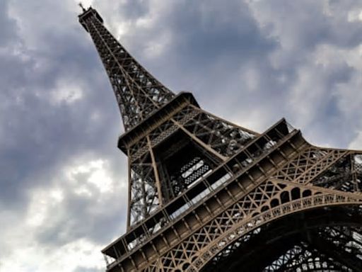 ¿Impacto celestial? Rayo impacta la Torre Eiffel en París