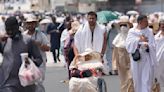 Cientos de miles de peregrinos rodean la Kaaba en Arabia Saudí antes del comienzo oficial del haj