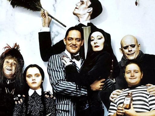 El emotivo reencuentro de los actores y actrices de ‘La Familia Addams’ 30 años después