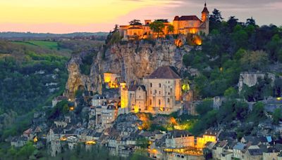 El bonito pueblo de Francia que está incrustado en un acantilado a 150 metros de altura