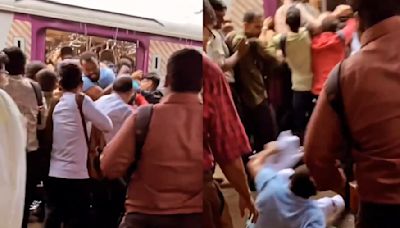 Mumbai Viral Video: Man's Desperate Attempt To Exit Local Train Highlights Daily Chaos | Watch