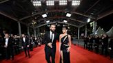 Los motivos por los que el debut de Dua Lipa con su nuevo novio, Romain Gavras, ha causado furor