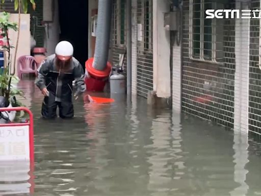 台南下雨這裡淹最慘！水淹大腿肚、機車泡水 60住戶怒：20年沒這樣過