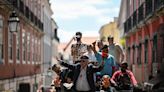 'Fascismo nunca mais': Dezenas de milhares de pessoas celebram os 50 anos de democracia em Portugal