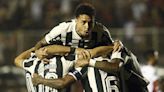 Botafogo vence o Vitória e volta à liderança do Brasileiro