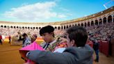 Cayetana Rivera y su novio ponen fin a la Semana Santa con una tarde de toros en la Real Maestranza de Sevilla