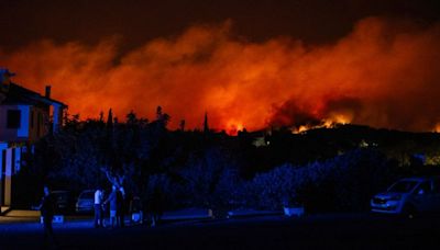 [Video] Incendios acorralan a Atenas; el humo ya cubre a la capital de Grecia