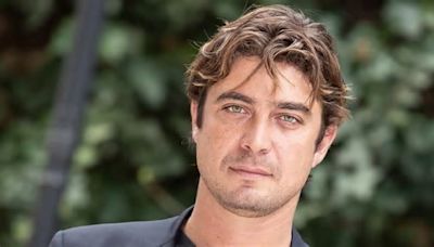 Riccardo Scamarcio: «Ho visto mio padre morire, ho paura quando succederà anche a me. La mia vita privata? Non commento»