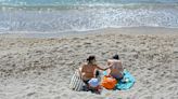 Guerra al cáncer de piel: Ferrol instala dispensadores de crema solar gratis en sus playas