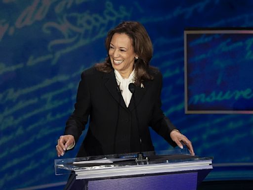 Kamala Harris rompió las expectativas desde su saludo a Trump: analista tras debate