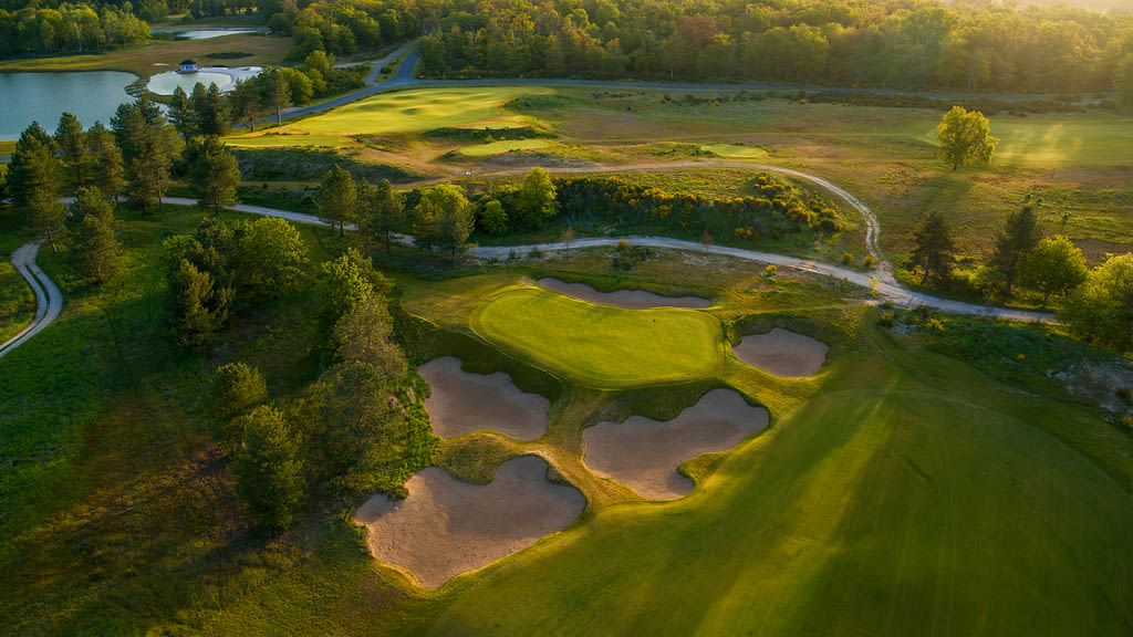 Old and New courses compare, contrast perfectly at Les Bordes in France