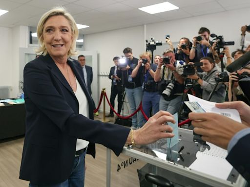 La extrema derecha gana primera vuelta de elecciones legislativas en Francia, según estimaciones