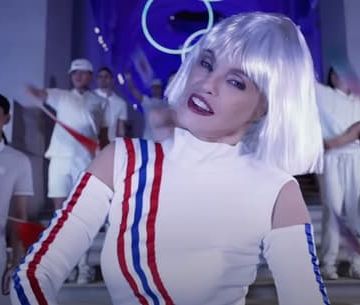 "Olympics": Arielle Dombasle dégaine une chanson pour les jeux de Paris