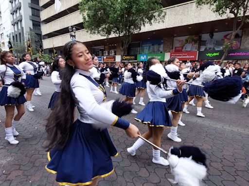 Cerca de 9.000 estudiantes se toman el centro para rendir honor a Guayaquil con un colorido desfile
