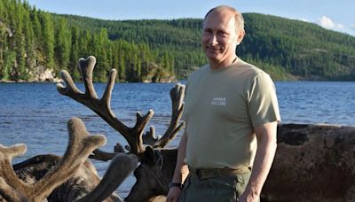 Putin 'ripped out deer's heart and gave it to world leader' - 'He threw up'