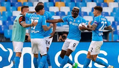 Un rapero cantó antes del partido Napoli vs Roma con la camiseta de uno de los clubes grandes de Argentina