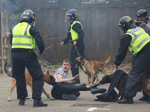 英國爆發「13年來最大暴動」！近400人被捕 多國發出旅遊警示