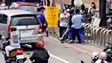 勇哉高中生！行車糾紛2男街頭互毆 他揹著書包英勇勸架｜壹蘋新聞網