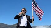 Mark Zuckerberg surfa de smoking e cerveja na mão para comemorar feriado nos EUA; veja vídeo