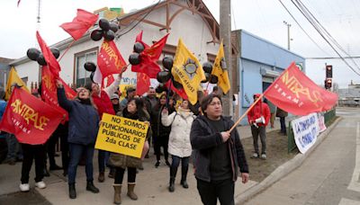 Funcionarios del Sename protestaron frente a la seremi de Justicia