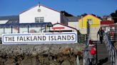 Hubo dos vuelos a las islas Malvinas por “razones humanitarias” y reabrió el diálogo con Londres