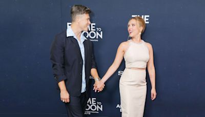 ¡Y el amor llegó a la alfombra roja con Scarlett Johansson y Colin Jost!